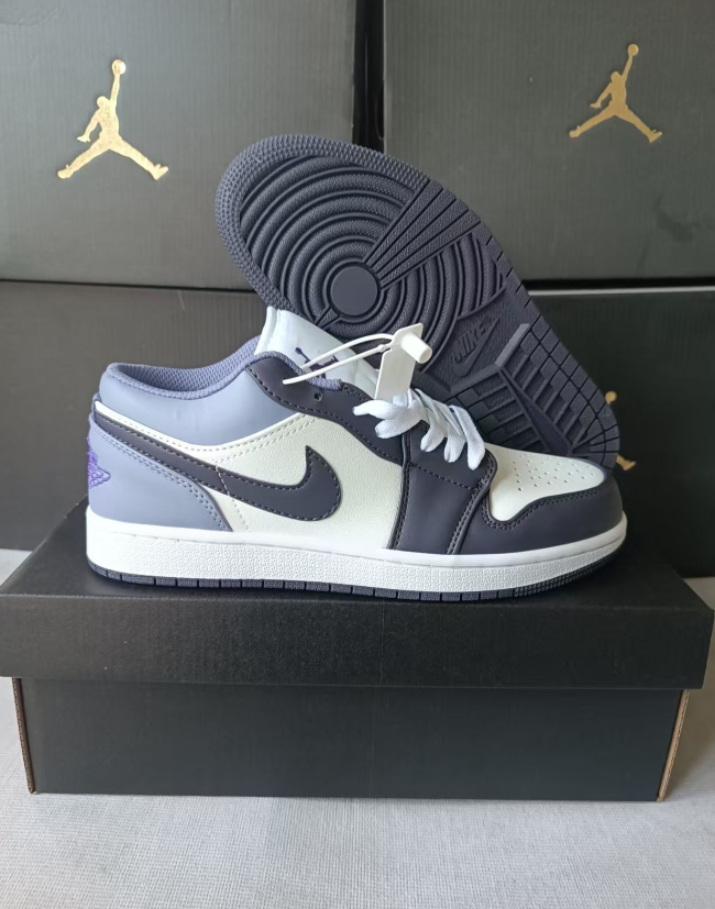 Jordon Air Jordon1Low Purple and white