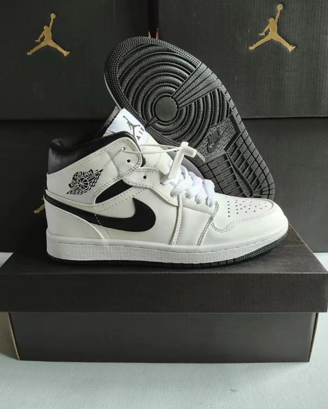 Jordon Air Jordon1Mid White and black