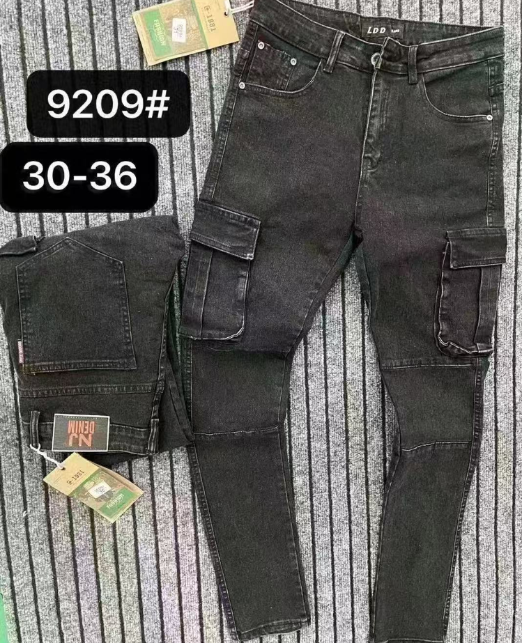 With elasticized jeans and pockets